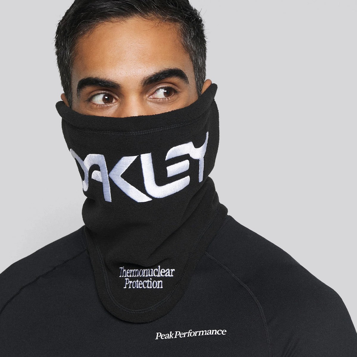 Cuello Oakley TNP Blackout