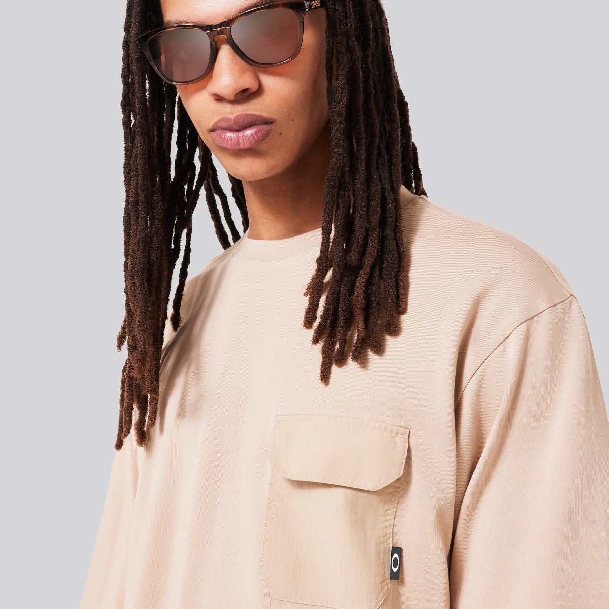 Polera Oakley Roam Commuter Pocket Tree Humus