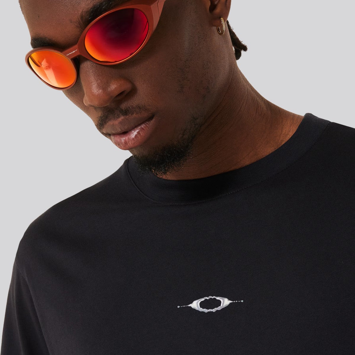 Polera Oakley Stacked Metal Blackout