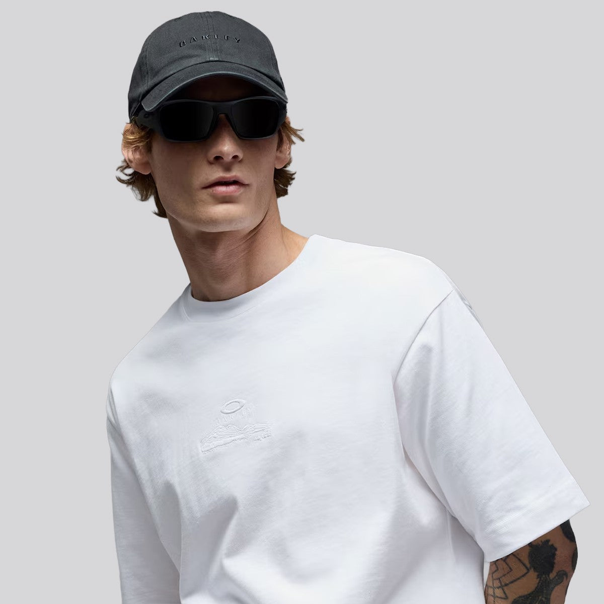 Polera Oakley MTN RIDGE Embroidered All White